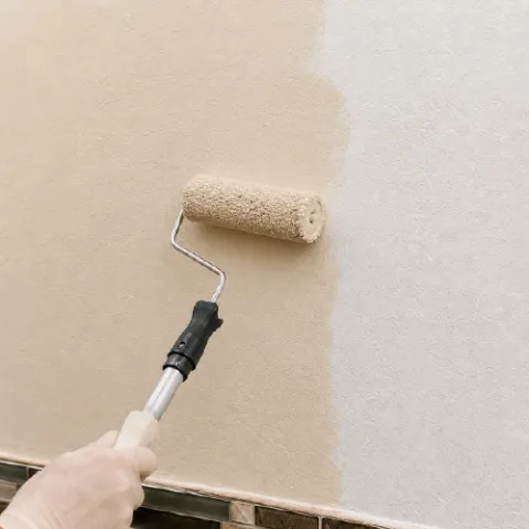 Capa de pintura a la pared de la cocina